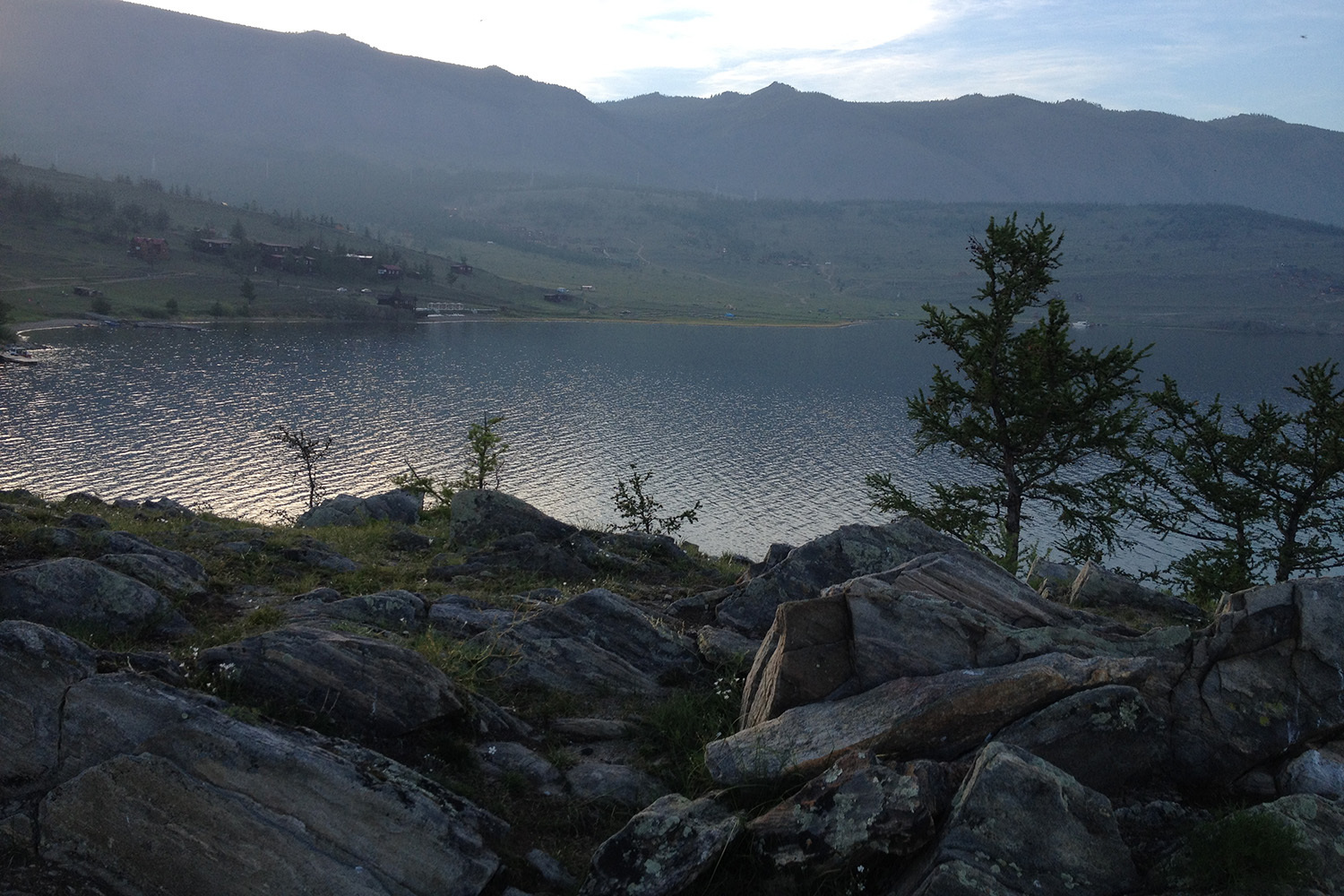 В заливе Мухор самая теплая вода на Байкале: в июле – августе она прогревается до 20–23 °С