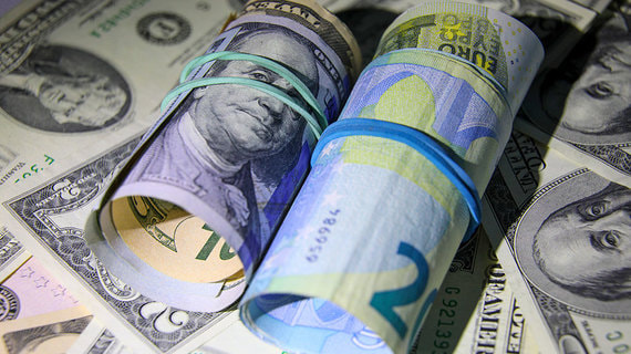 ЦБ продлил ограничения на снятие наличной валюты до марта 2023 года