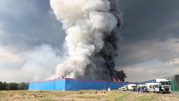 Экстренные службы считают поджог главной версией пожара на складе Ozon