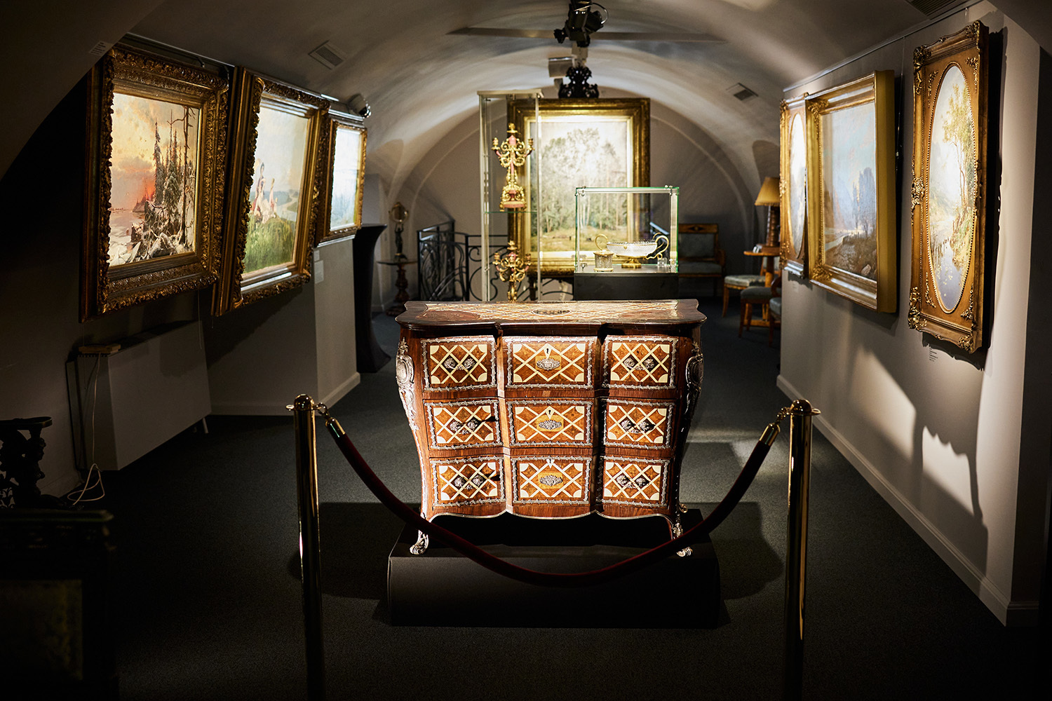 Комод с вензелем императрицы Екатерины Великой – парный, его «собрат» находится в коллекции Государственного Эрмитажа