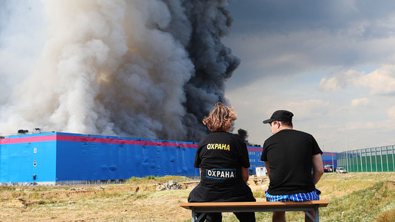 Крупнейший пожар охватил 50 000 кв. м на складе Ozon. Для тушения применили вертолеты МЧС