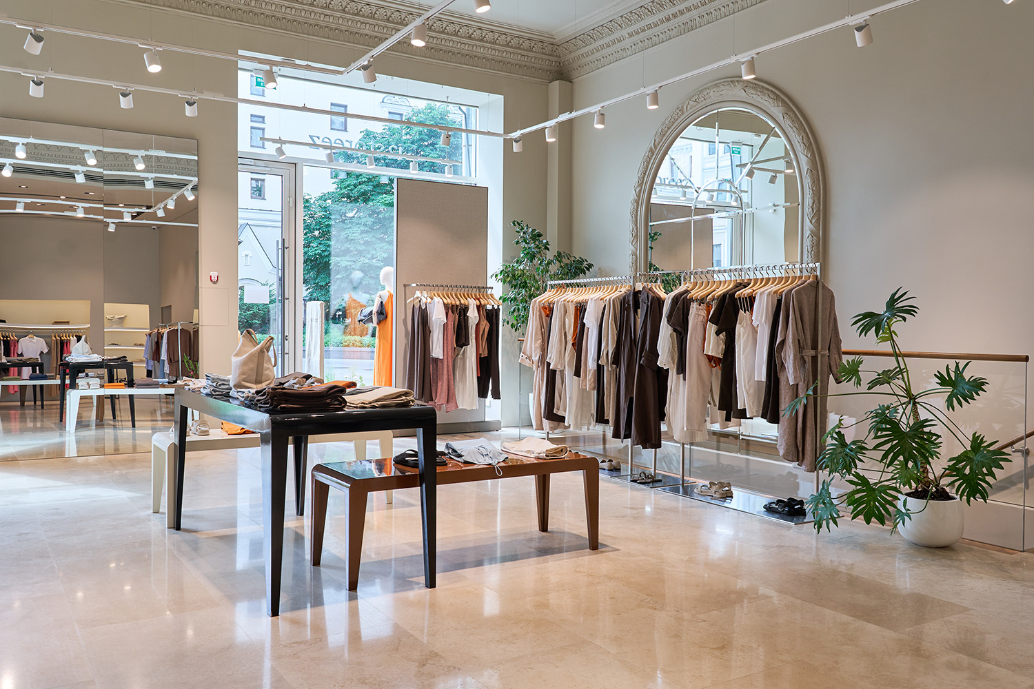 Интерьер бутика 12 Stroreez в Столешниковом переулке. Это первый российский бренд, открывший собственный магазин по соседству с мировыми модными марками