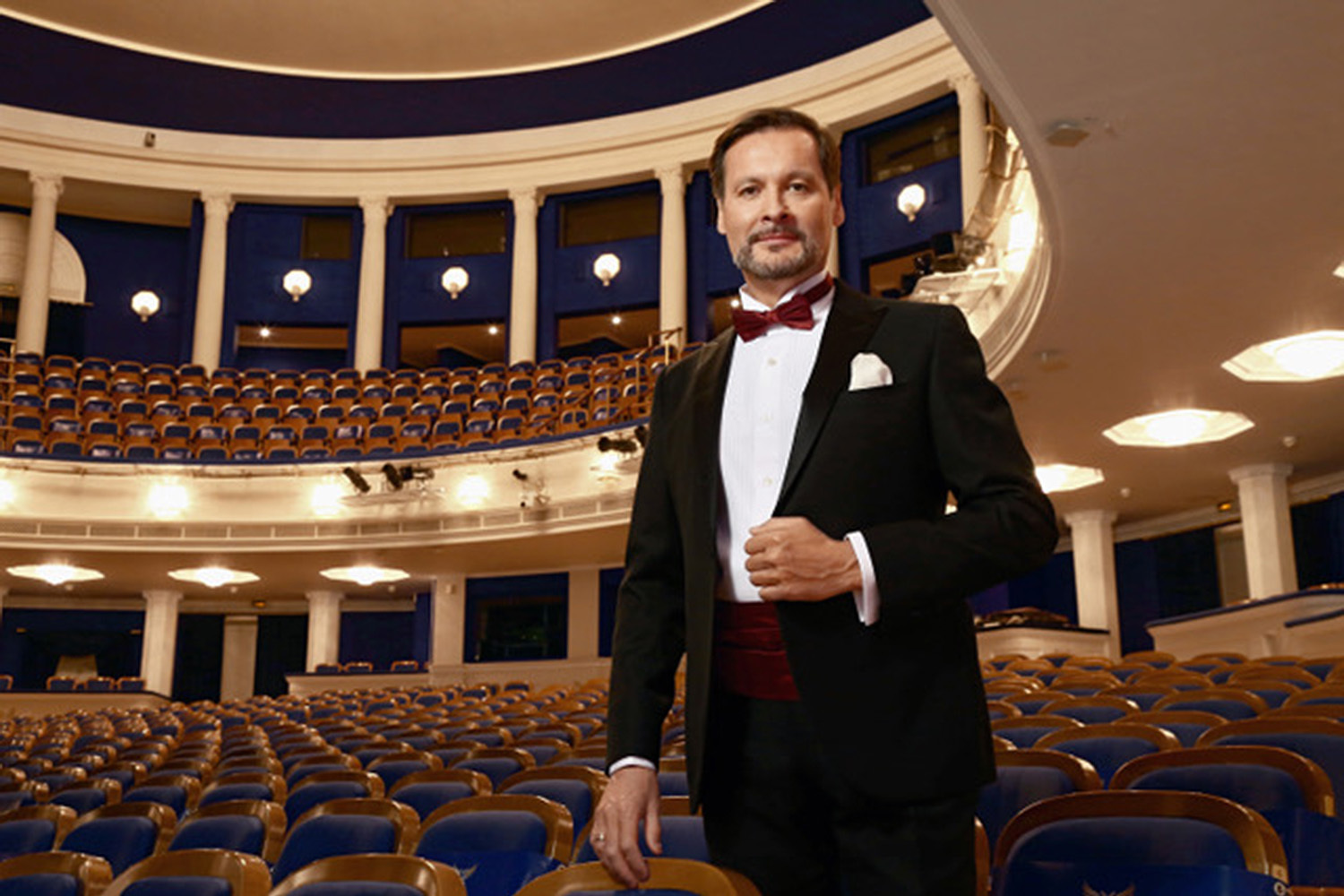 Кадр из юбилейной рекламной кампании «Классика в тренде» с участием Аскара Абдразакова, посвященной 10-летию UNICO-S