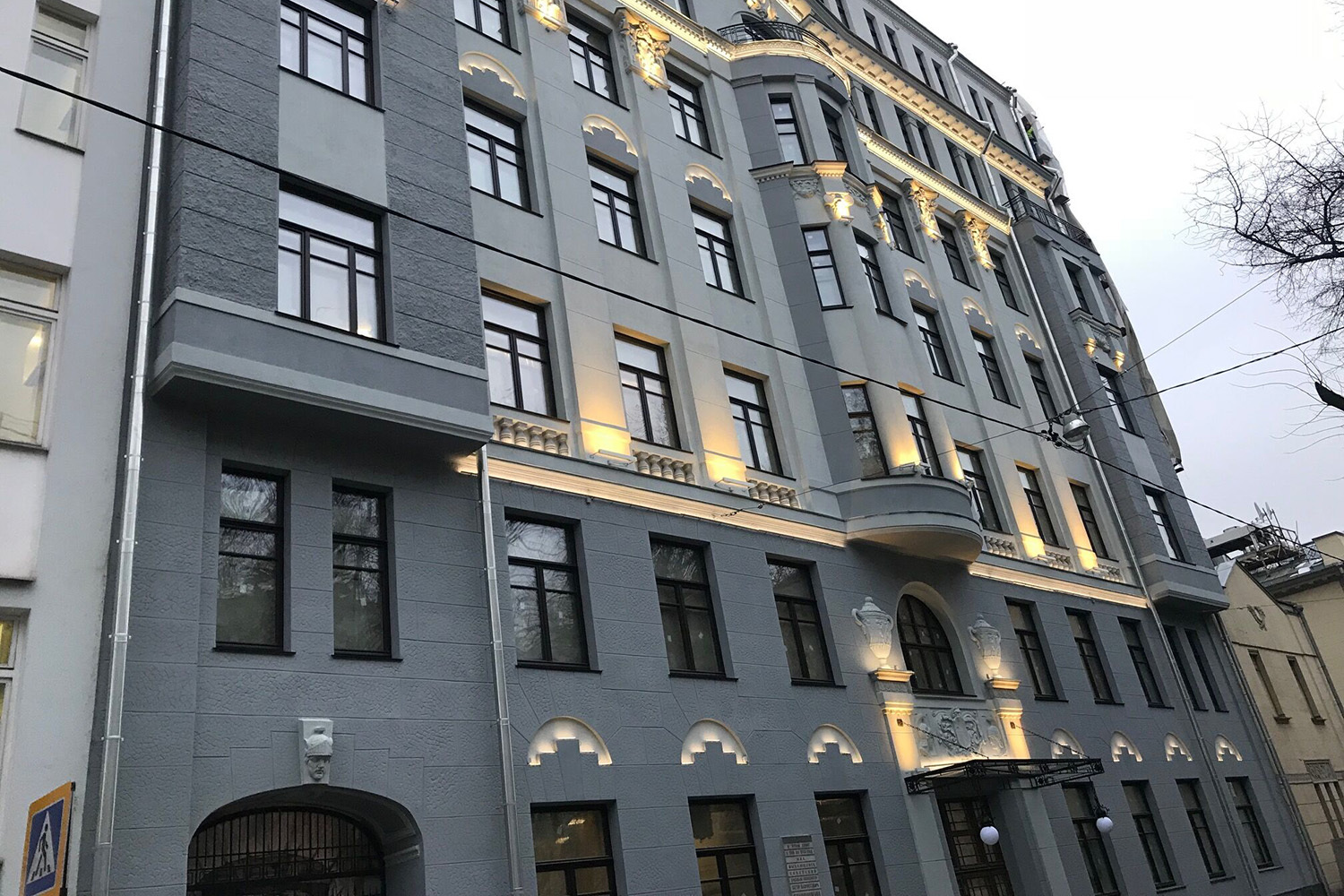 Так выглядит здание сегодня – теперь это элитный ЖК «Дом на Хлебном»