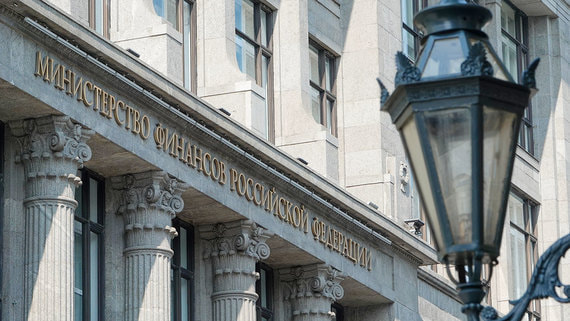В целом Минфин может себе позволить пару лет увеличивать госрасходы за счет выпуска нового долга, расходования средств ФНБ и использования остатков в банках