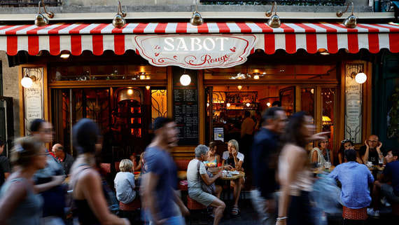 В Париже начали штрафовать магазины с кондиционером и открытыми дверьми