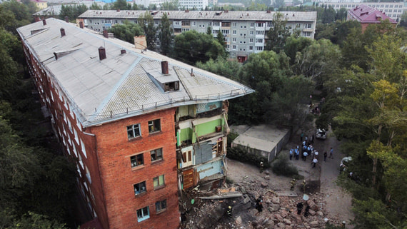 СК возбудил дело о халатности после обрушения части дома в Омске