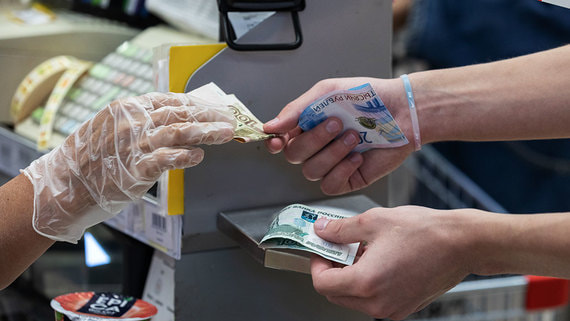Почти 70% граждан последние три года говорят о финансовых трудностях