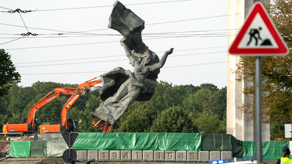 Посольство назвало варварством снос памятника советским воинам в Риге