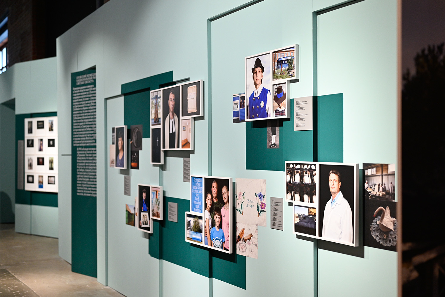 На выставке представлены 17 фотоисторий, которые рассказывают об отношении человека к родному месту в самых разных уголках России