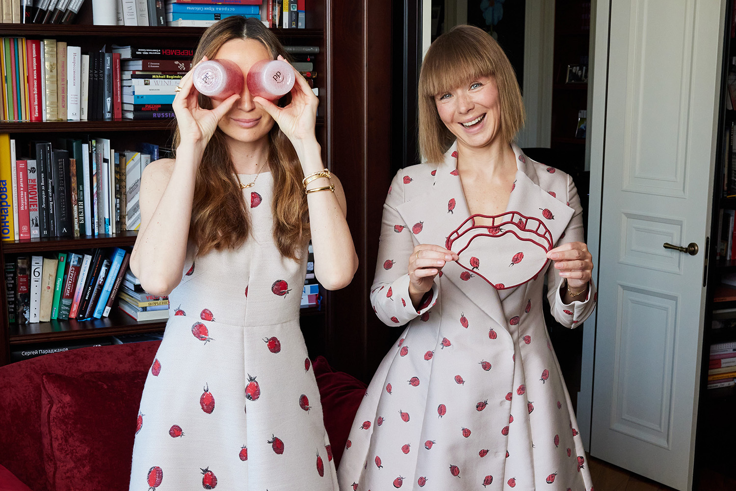 Креативный директор Truffle Bee Катерина Мечетина и дизайнер Вика Газинская в винтажных платьях бренда демонстрируют предметы с авторскими принтами Vika Gazinskaya 