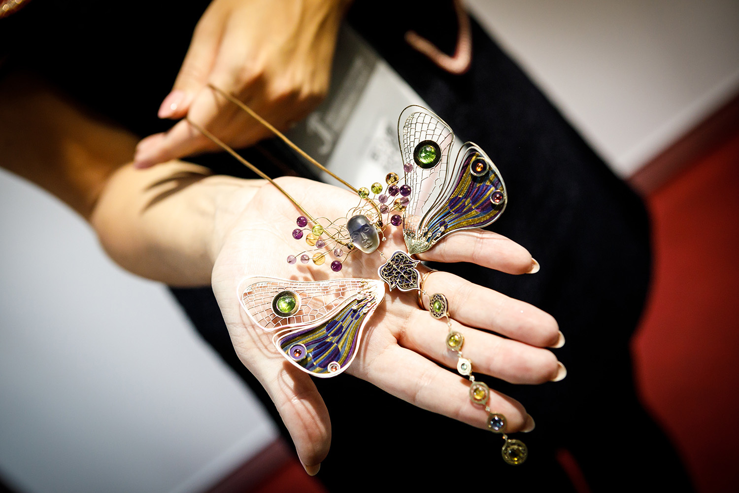 В выставке J-1 по традиции участвуют как маститые российские ювелирные марки, так и те, кто делает первые шаги в индустрии