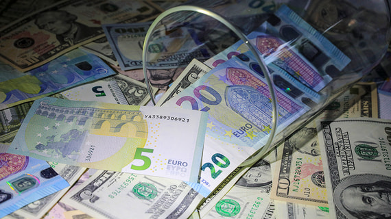 Центробанк продлил запрет на комиссии при выдаче валюты со счетов и вкладов физлиц