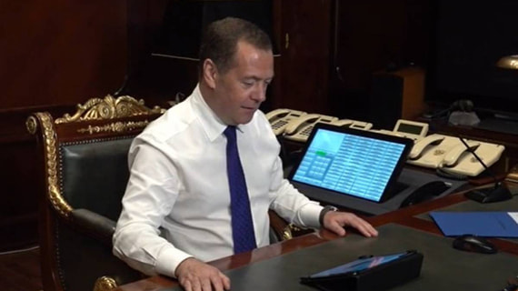 Медведев проголосовал на муниципальных выборах в Москве онлайн