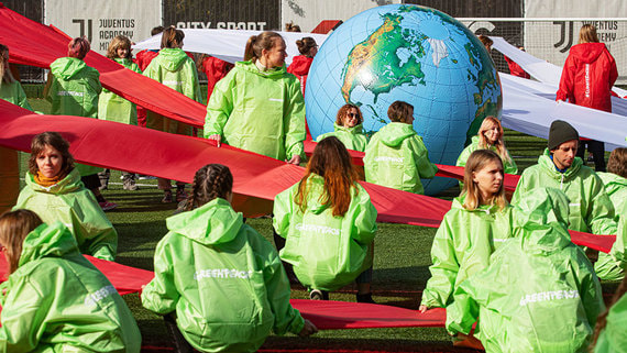 Активисты Greenpeace в Финляндии пытаются помешать швартовке судна с российским СПГ