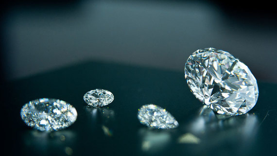 Bloomberg: глобальный рынок алмазов разделился из-за санкций против «Алросы»