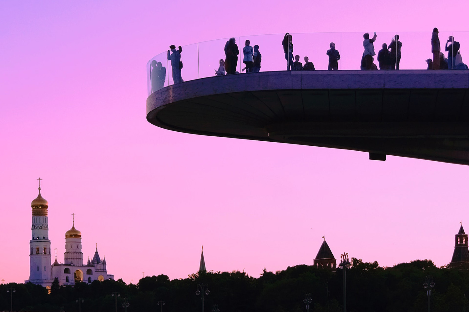 Москва и Санкт-Петербург делят первое место в рейтинге любимых мест (по 14% голосов)