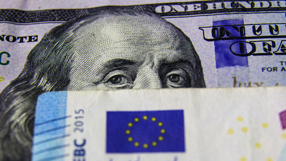 Доллар и евро упали до минимумов с июля