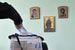 Женщина голосует на референдуме о присоединении Запорожской области к России в мужском монастыре святого Саввы Освященного (Мелитополь)