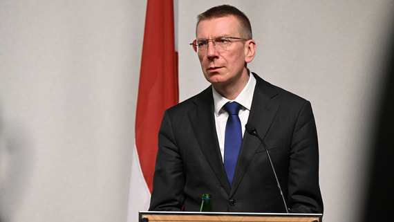Глава МИД Латвии призвал граждан республики покинуть Россию