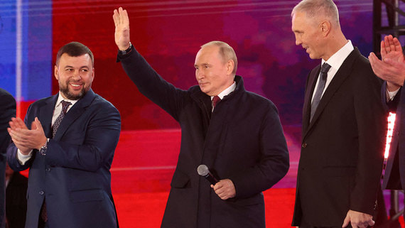 Владимир Путин в Кремле, а затем на митинге объяснил, что границы в прошлом формировались не совсем справедливо