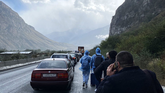 На грузинской границе выезжающим из России вручили более 180 повесток