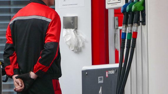 Поставщиков топлива из России вывели из-под санкций в Болгарии до конца 2024 года