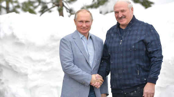 Лукашенко подарил Путину на 70-летие трактор