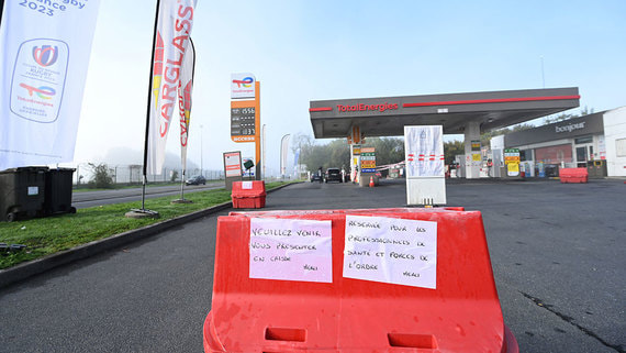 Забастовки рабочих НПЗ во Франции привели к острому дефициту топлива
