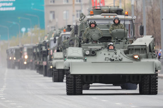 Военнослужащие на бронированной ремонтно-эвакуационной машине БРЭМ-1М на военном параде в честь 76-й годовщины Победы в Великой Отечественной войне