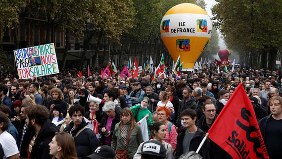 Во Франции прошли многотысячные протесты против политики властей