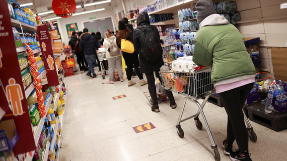 Bloomberg: 71% европейцев стали экономить на еде из-за рекордной инфляции