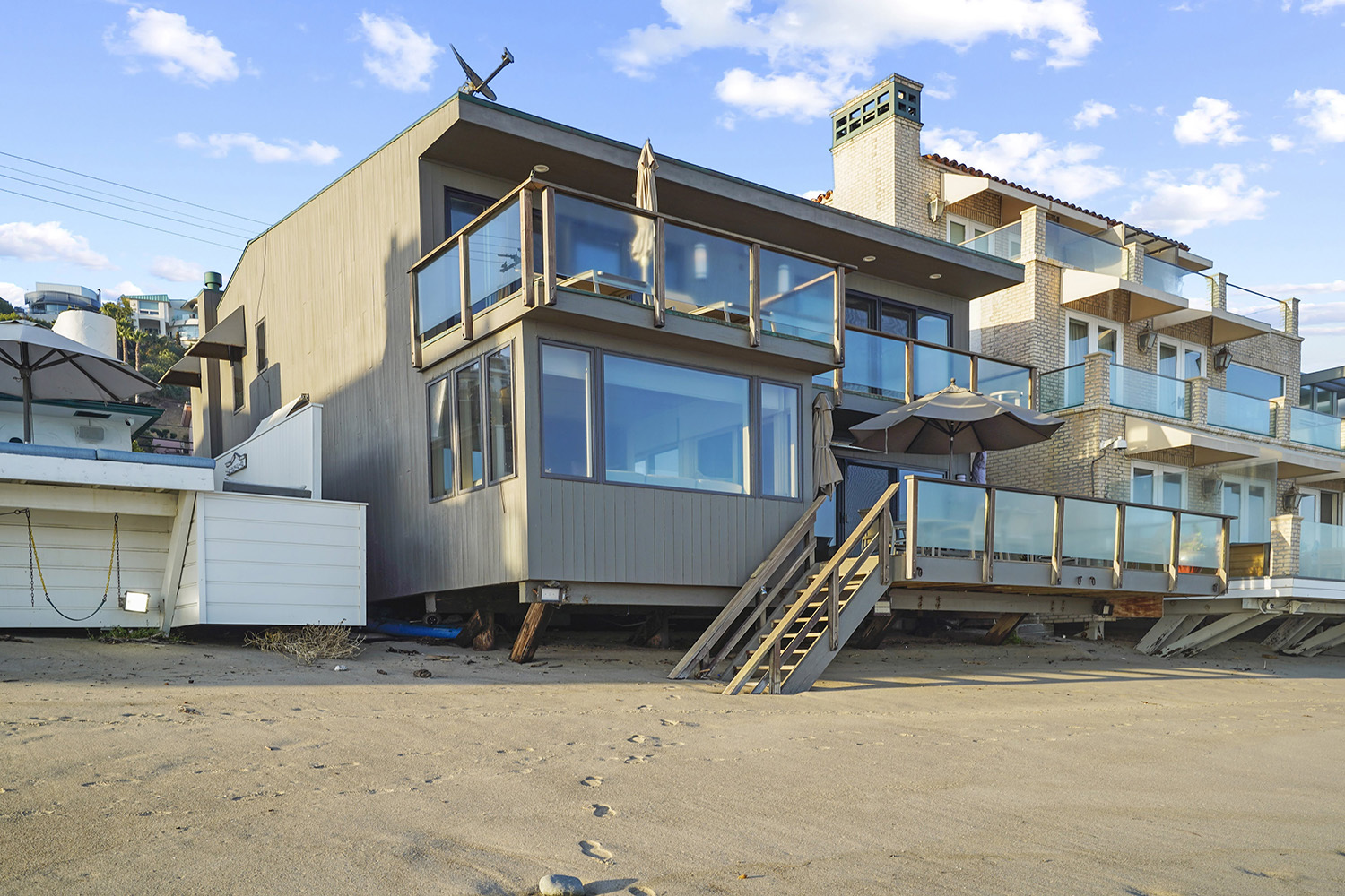 Классический пляжный домик расположен на пляже Ла-Коста в Малибу 