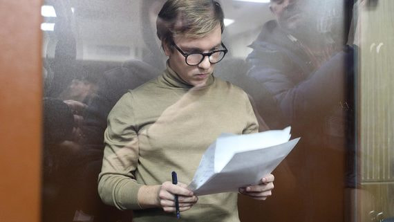 «Я готов принести публичные извинения и признать вину перед потерпевшим за то, что я получил 800 000 руб.», – заявил Суханов (на фото) в суде
