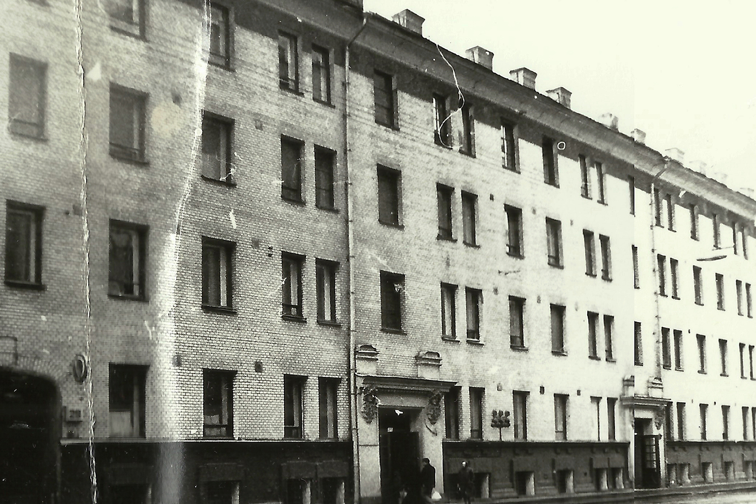 Жилой дом был построен по проекту архитектора О.Г. Пиотровича