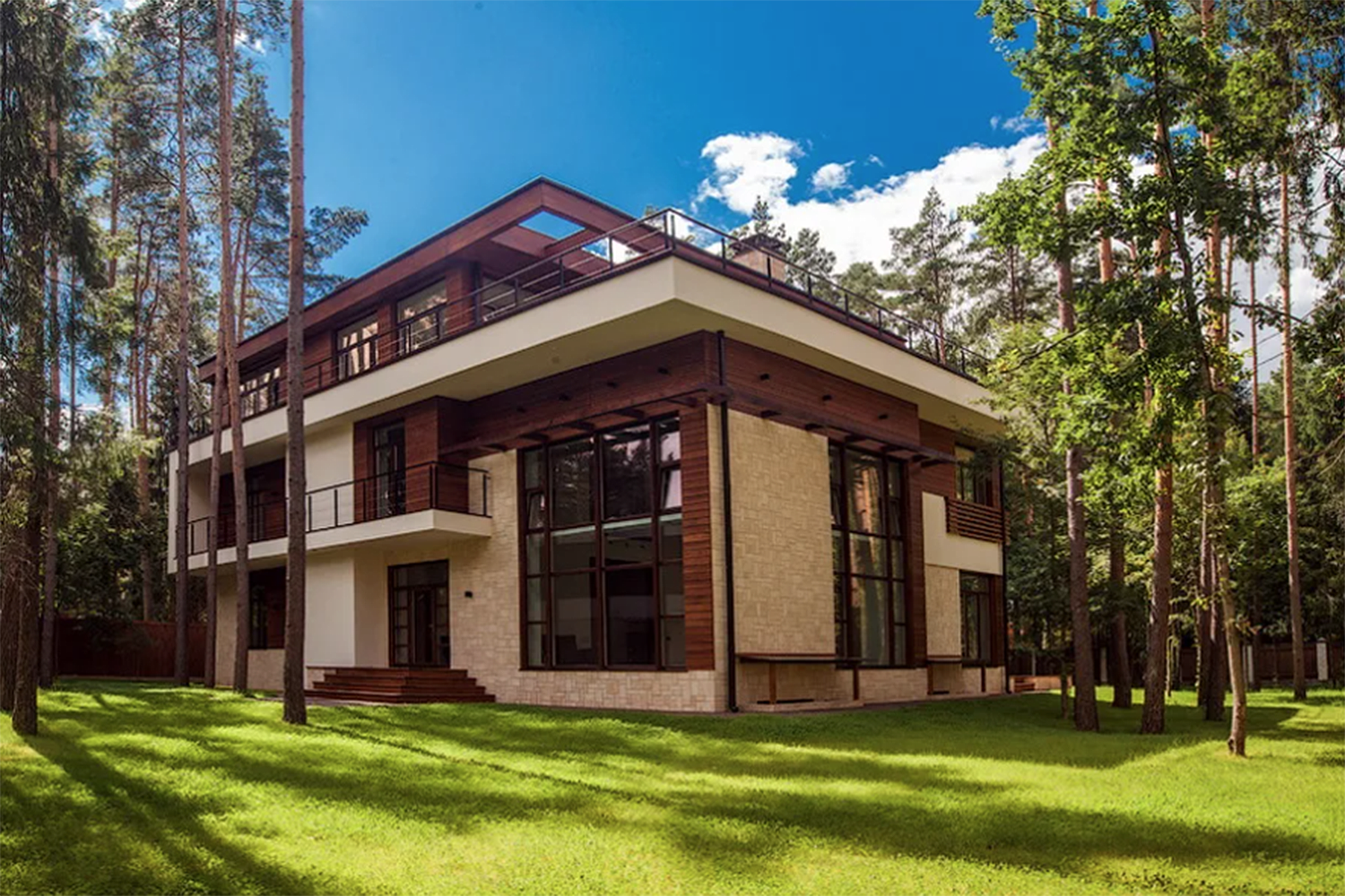 Средняя цена аренды высокобюджетного коттеджа на Рублево-Успенском направлении составляет 1,28 млн руб./мес.