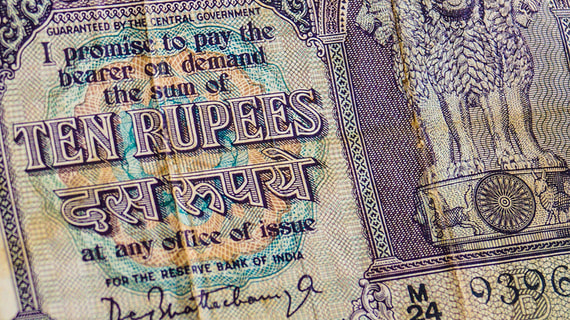 Индийские власти разрешили международные торговые расчеты в рупиях