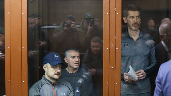 Кроме братьев Магомедовых на скамье подсудимых также бывший гендиректор АО «Объединенная зерновая компания» (ОЗК) Сергей Поляков, бывший начальник департамента экономической безопасности ОЗК Роман Грибанов, гендиректор предприятия «Энергия-М» Юрий Петров и бывший глава компании «Интэкс» Максидов
