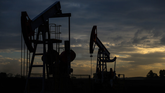 Bloomberg: ЕС обсуждает потолок цен на нефть из РФ на уровне $60 за баррель