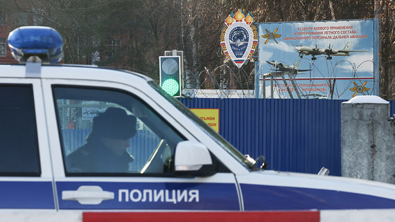 Сотрудники полиции у въезда на аэродром «Дягилево».