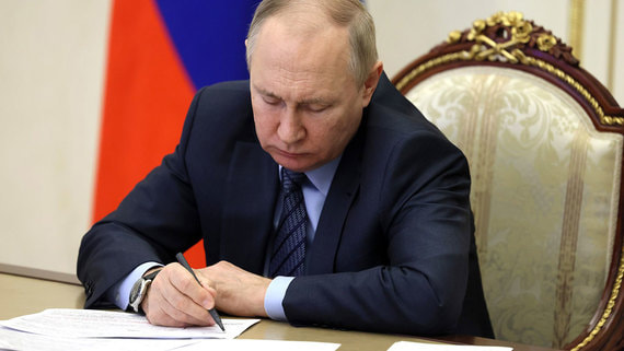 Путин подписал закон о повышении МРОТ до 16 242 рублей
