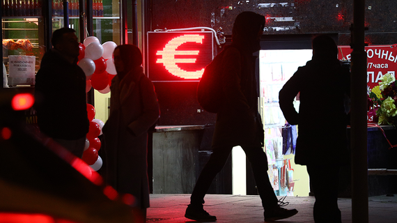 Курс евро на Мосбирже превысил 74 рубля впервые с мая