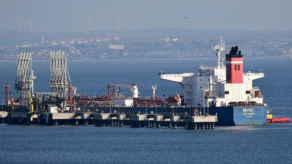 Указом запрещено поставлять российскую нефть и нефтепродукты иностранным юридическим и физическим лицам при условии, что в контрактах прямо или косвенно предусмотрено использование механизма фиксации цены, но про территориальное ограничение речи не идет