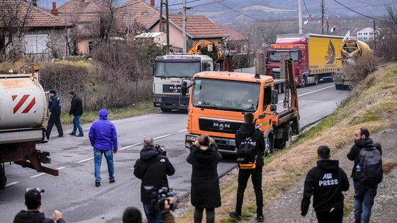 Разбор баррикад возле деревни Рудар