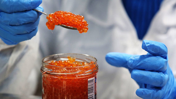 Поставщики красной икры уведомили о повышении цены на свою продукцию