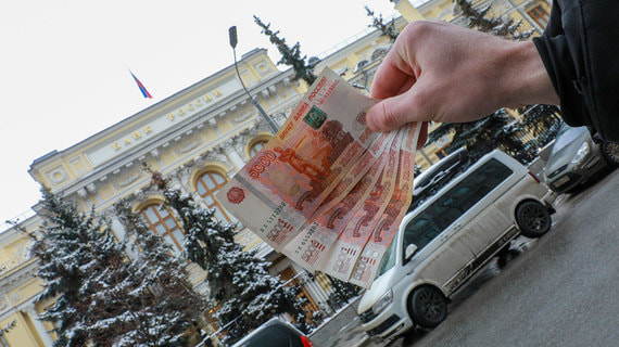 ЦБ объяснил стабильность рубля в конце 2021 года «нетипичным поведением» россиян