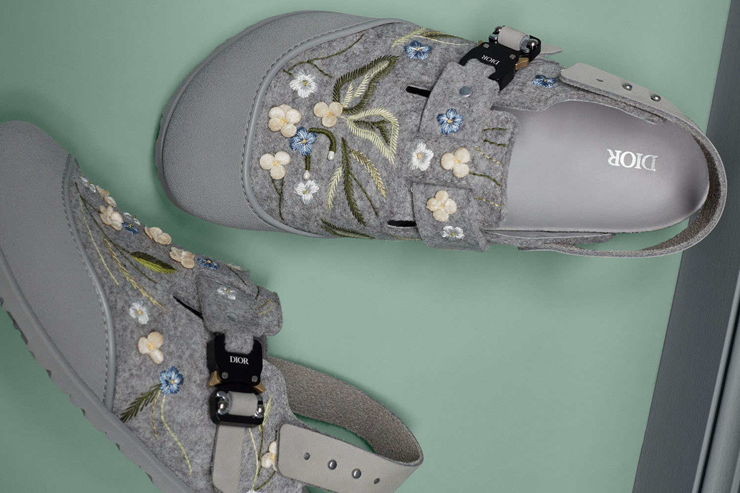 Все модели Dior by Birkenstock украшает монограмма Дома