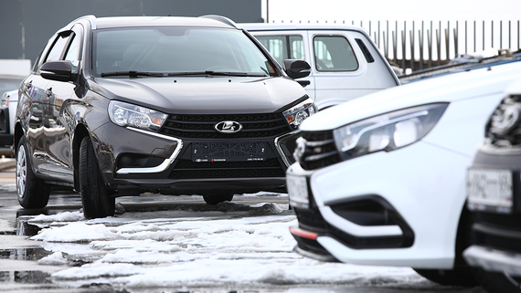 Продажи новых авто в России снизились на 63,1% в январе
