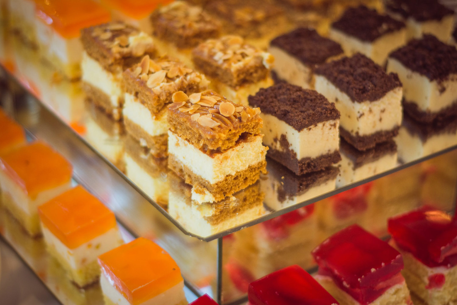 Около половины россиян не представляют жизни без сладкого. Особой популярностью пользуются мороженое, торты и пирожные