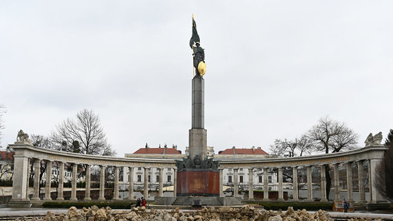 Российскую делегацию в Вене не допустили к памятнику советским воинам